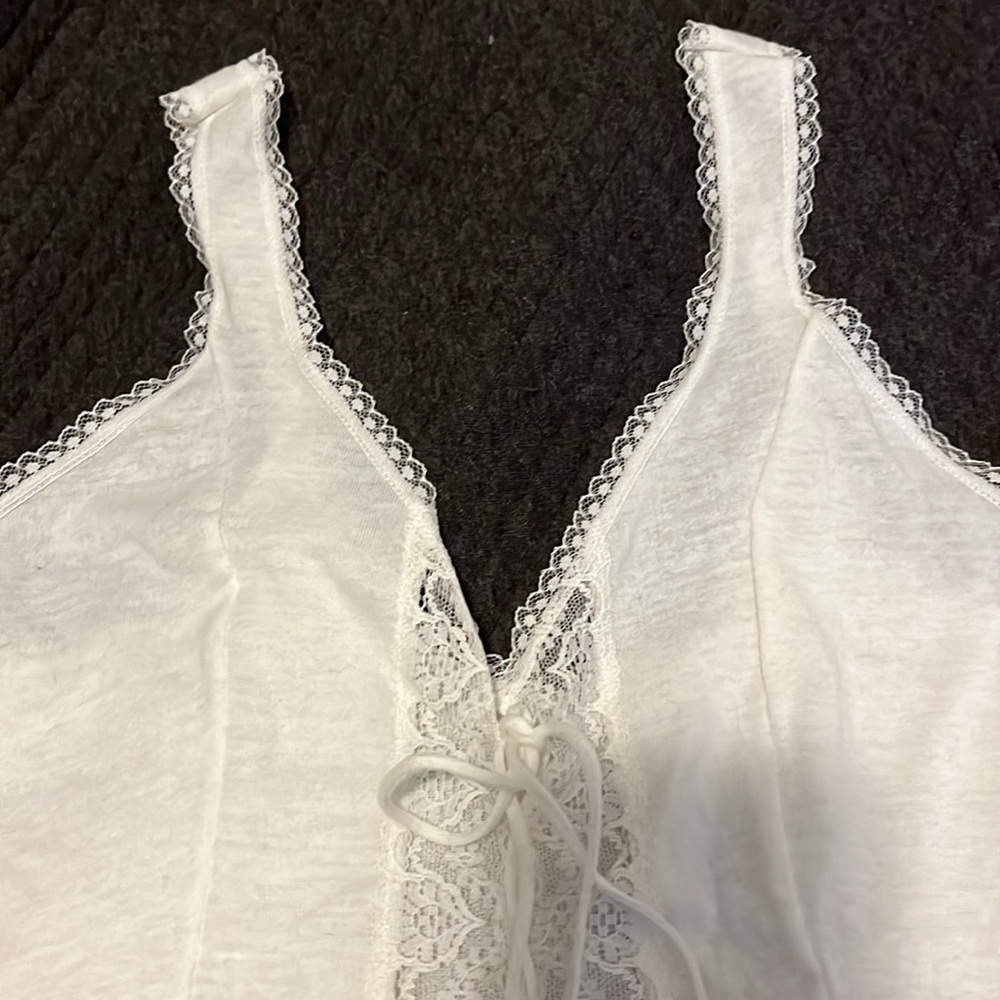 Vintage Elegant White Lace Trimmed Women's Top - Picture 3 of 9